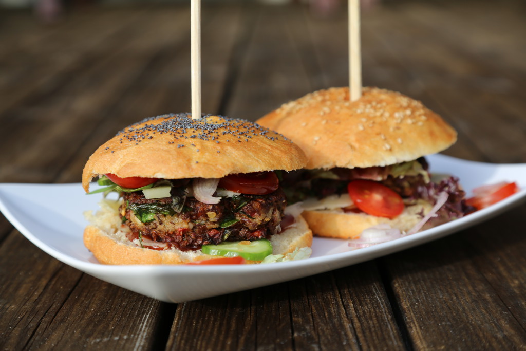 Veggie burger s houbami, špenátem a fazolemi