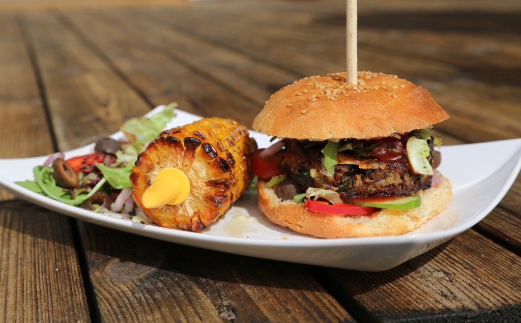 zeleninový burger v kváskové bulce spolu  s grilovaným kukuřičným klasem vytvořily dokonalou kombinaci chutí