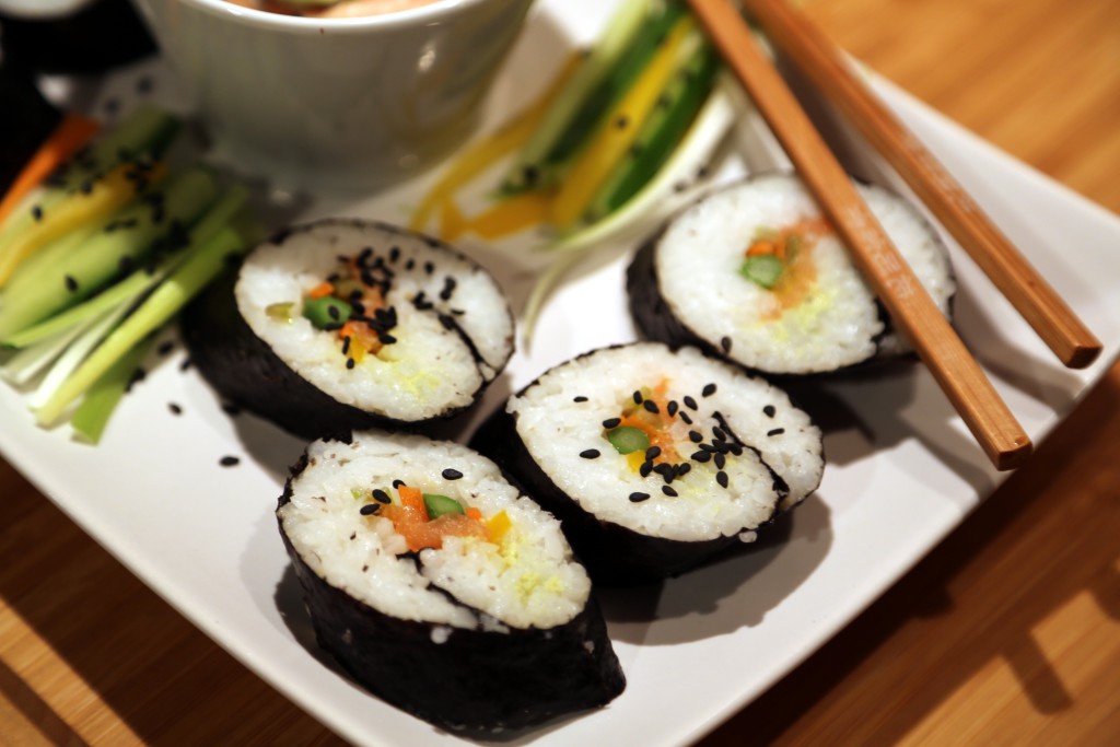 sushi je chutnější posypané černým sezamem