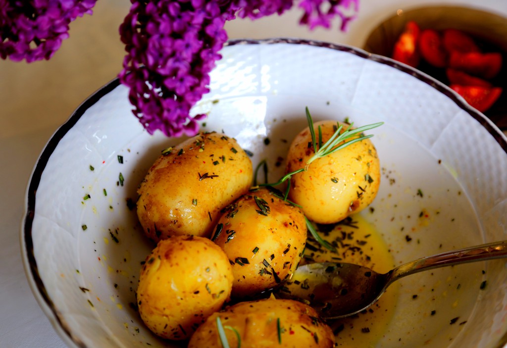 nové brambory se středomořskou zálivkou a bylinkami chutnají samotné anebo s další přílohou typu tvaroh a zelenina