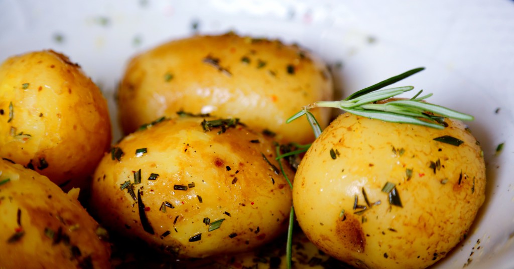 nové brambory se středomořskou zálivkou a bylinkami