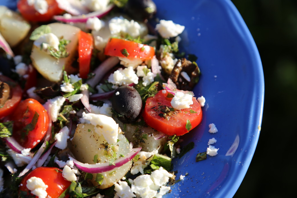řecký bramborový salát s fetou je jednoduchou, přitom zdravou a rychlou variantou hlavního jídla 