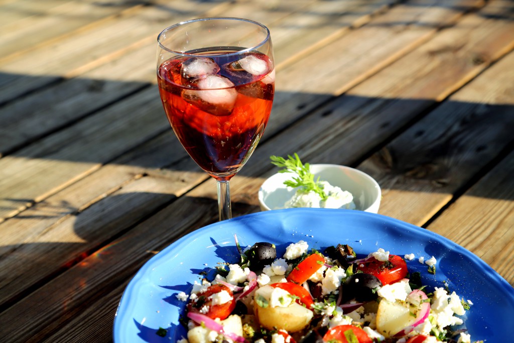 řecký bramborový salát s fetou chutná za letních večerů s vychlazeným růžovým vínem a třeba i trochou tzatziků jako bonus