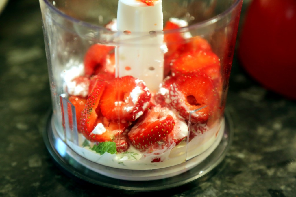 umixujte jahody, mátu, sladidlo a trochu smetany v mixéru a během okamžiku máte hotovo