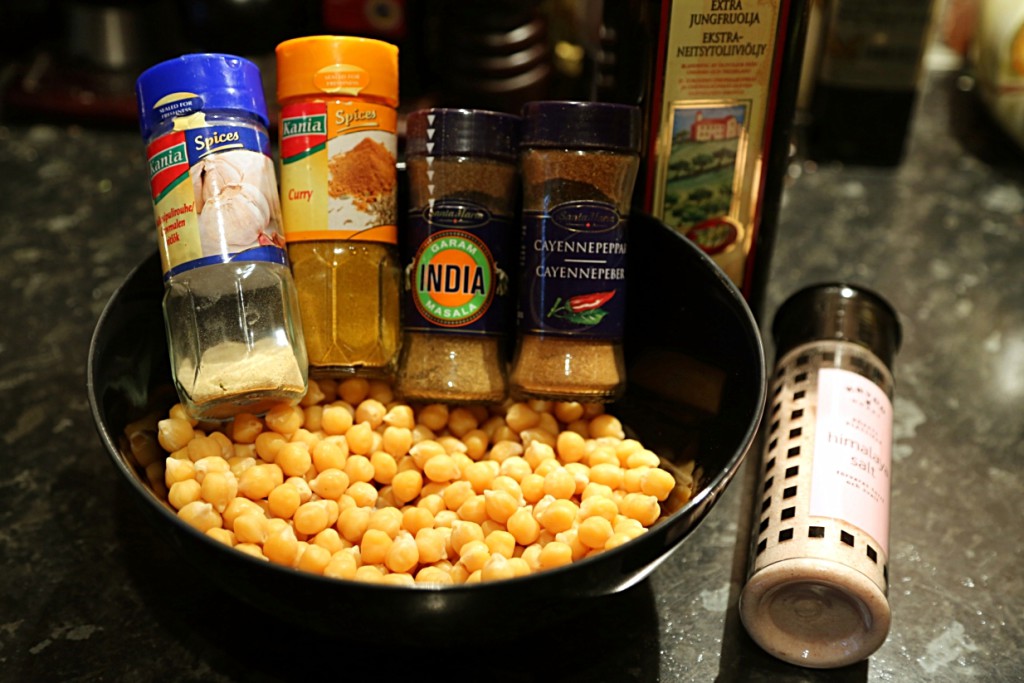 suroviny jsou velmi jednoduše cizrna, olivový olej, sůl a směs koření, kterou máte rádi. Já jsem tentokrát zvolila indické kari, garam masala , kajenský pepř a sušený česnek