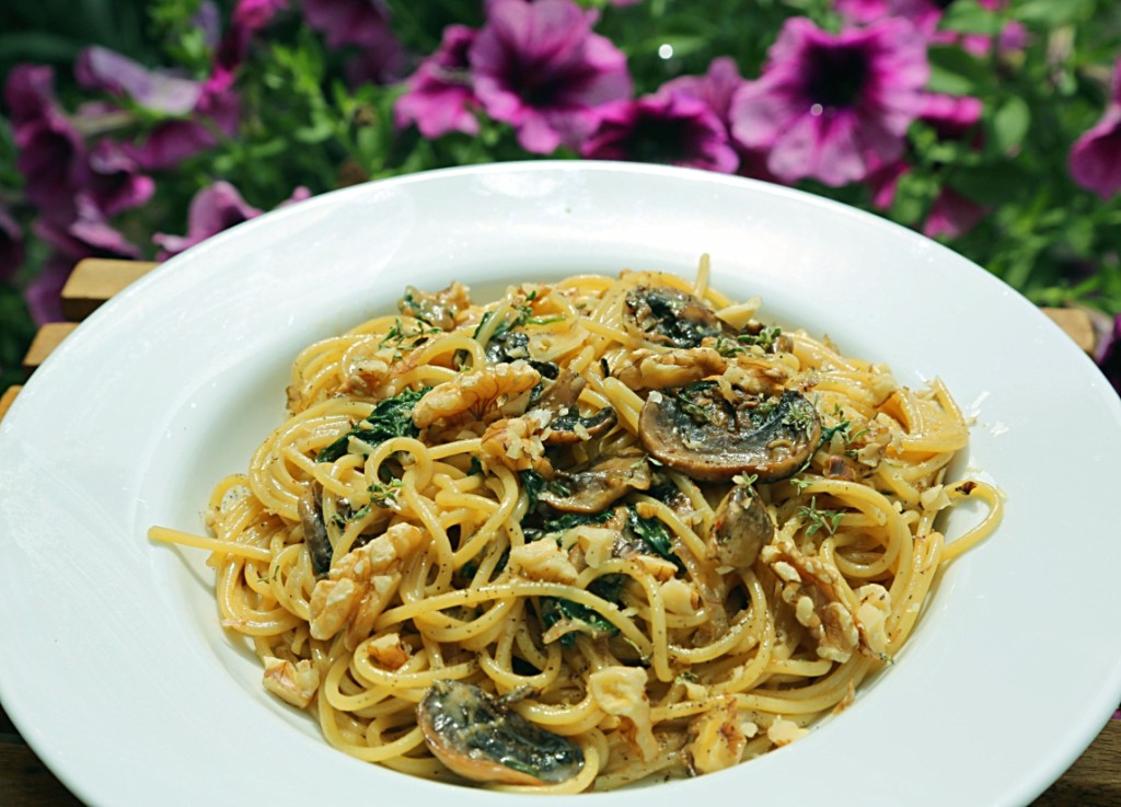 špagety či linguine jsou výbornou volbou pro omáčku z gorgonzoly se špenátem a houbami. Jako chutný doplněk posypte hotový pokrm vlašskými ořechy a čerstvým tymiánem