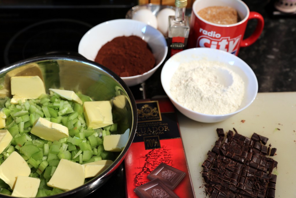 čokoládové brownies s rebarborou jsou jen másla, vajec, čokolády, kakaa, vanilkového extraktu, cukru a mouky