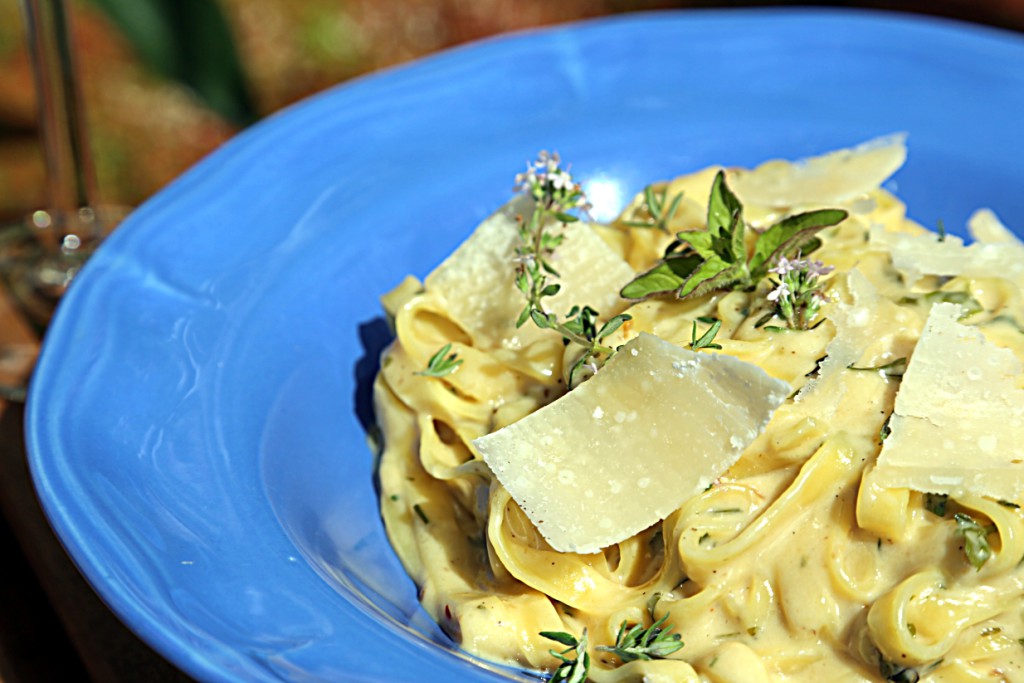 dlouhé a ploché fettuccine jsou nejvhodnějším druhem těstoviny na Alfredo