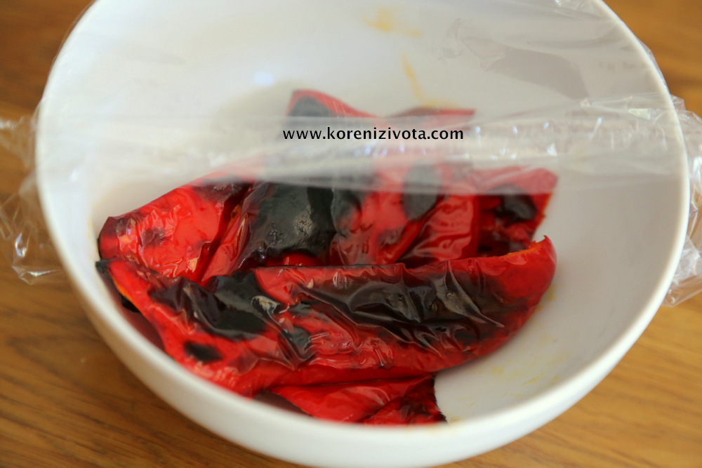 grilované papriky se po vytažení z trouby ještě horké musí ihned zapařit, třeba pod potravinářskou fólií