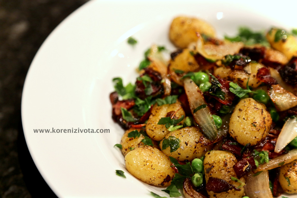 opékané gnocchi se slaninou jsou velmi rychlé a chutné jídlo