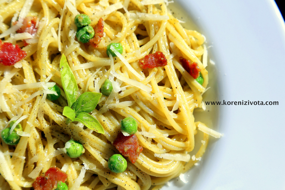 pasta carbonara s pestem je velmi jednoduchý recept, který vás ohromí svou sametovou chutí