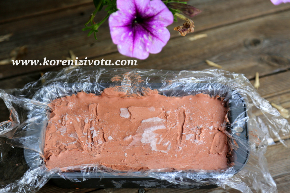 Čokoládovo-vanilkové semifreddo nalijte do připravené formy vyložené potravinářskou folií a dejte zmrazit 