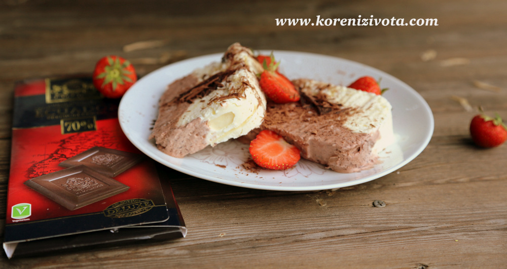 Čokoládovo-vanilkové semifreddo ozdobte hoblinkami čokolády a čerstvým ovocem