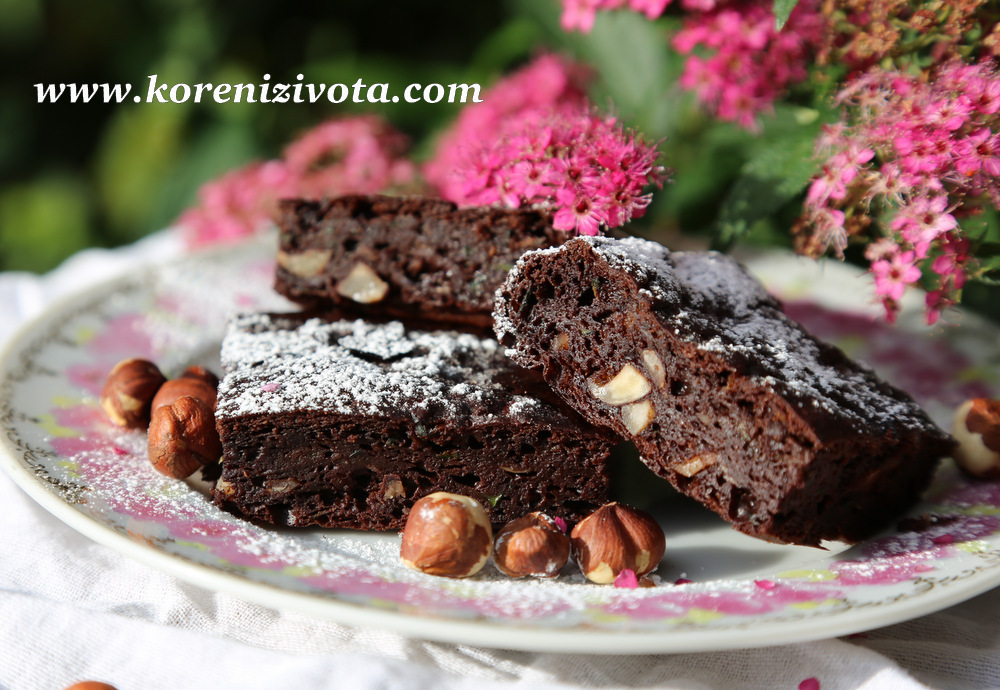 cuketové brownies s arašídovým máslem jsou na řezu krásně vlhké, mírně lepivé a přitom tak lahodné