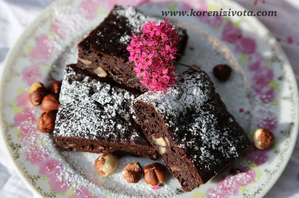 cuketové brownies s arašídovým máslem poprašte zlehka moučkovým cukrem