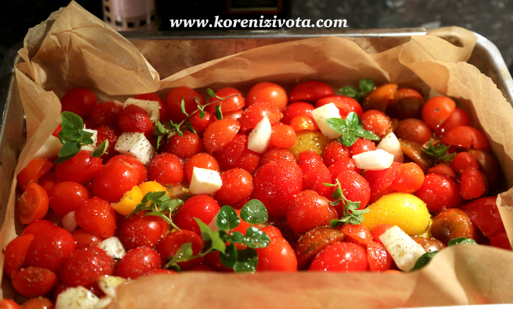 rajčata zbavte semínek, pokrájejte a řezem uložte na pekáč, přidejte cibuli, česnek, bylinky, osolte, opepřete a polijte olivovým olejem