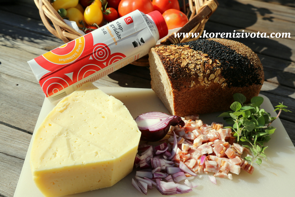 suroviny: toastový chléb, slanina, cibule, bylinky, vejce, sýr a smetana či mléko