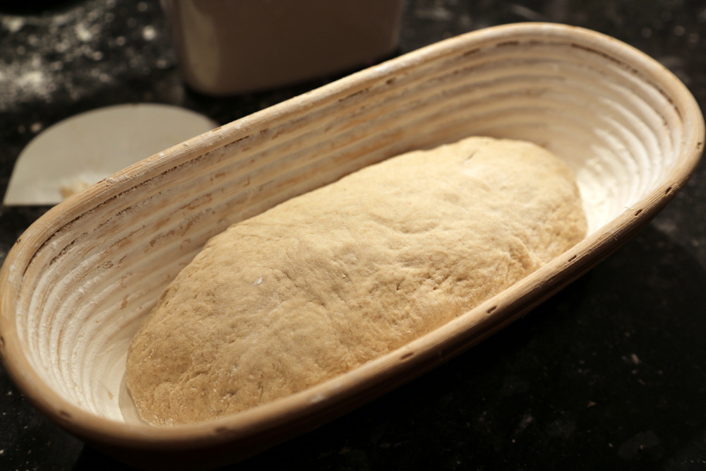 popřekládaný a zadělaný chleba jde na vykynutí do ošatky. V této fázi ho můžete dát i do lednice, pokud nemáte čas za 2,5 hodiny péct