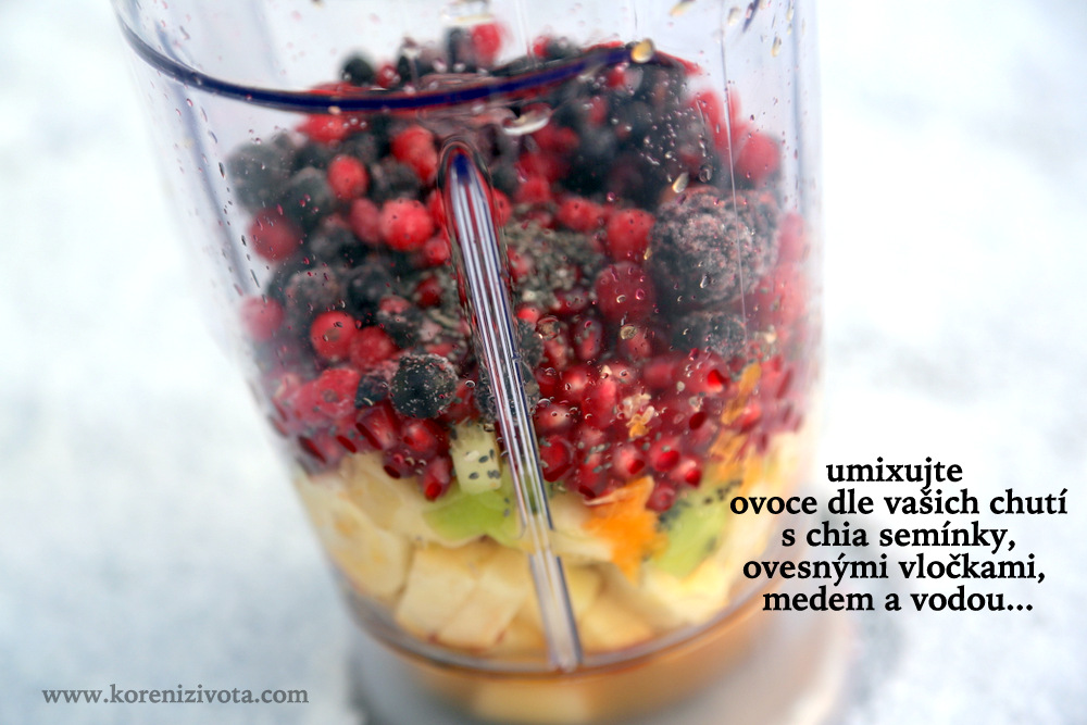 umixujte si libovolné ovoce s chia semínky a ovesnými vločkami