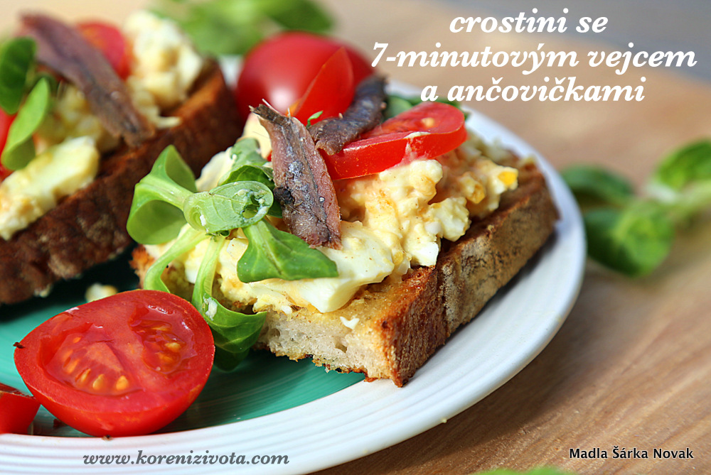 Crostini se 7-minutovým vejcem a ančovičkami