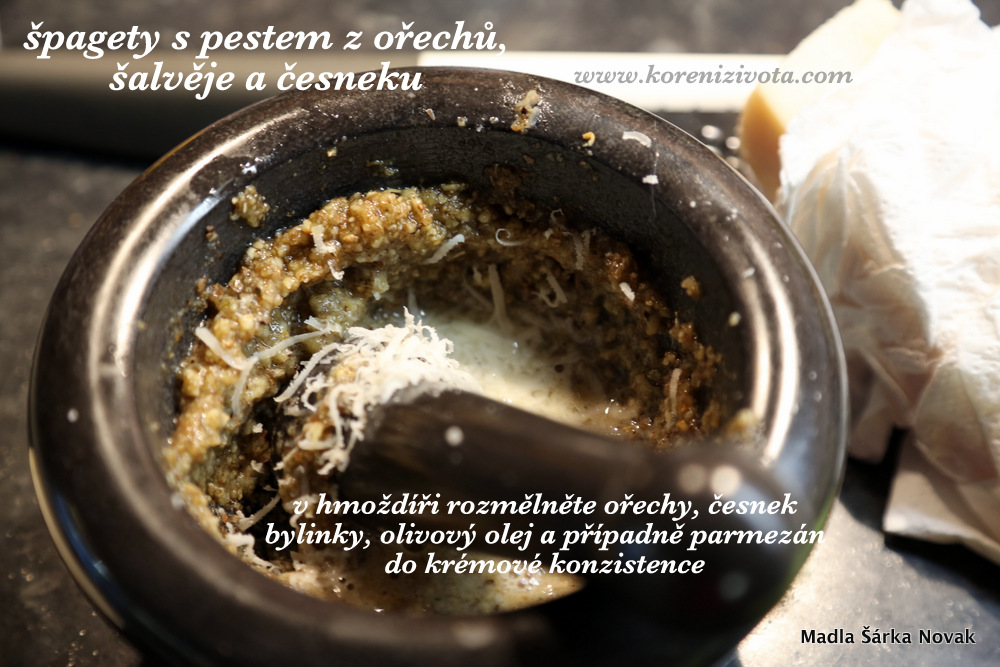 podrťte sůl, ořechy, česnek, bylinky a olivový olej a vytvořte krémovou omáčku. Jako bonus přistrouhejte trochu parmezánu na jemno