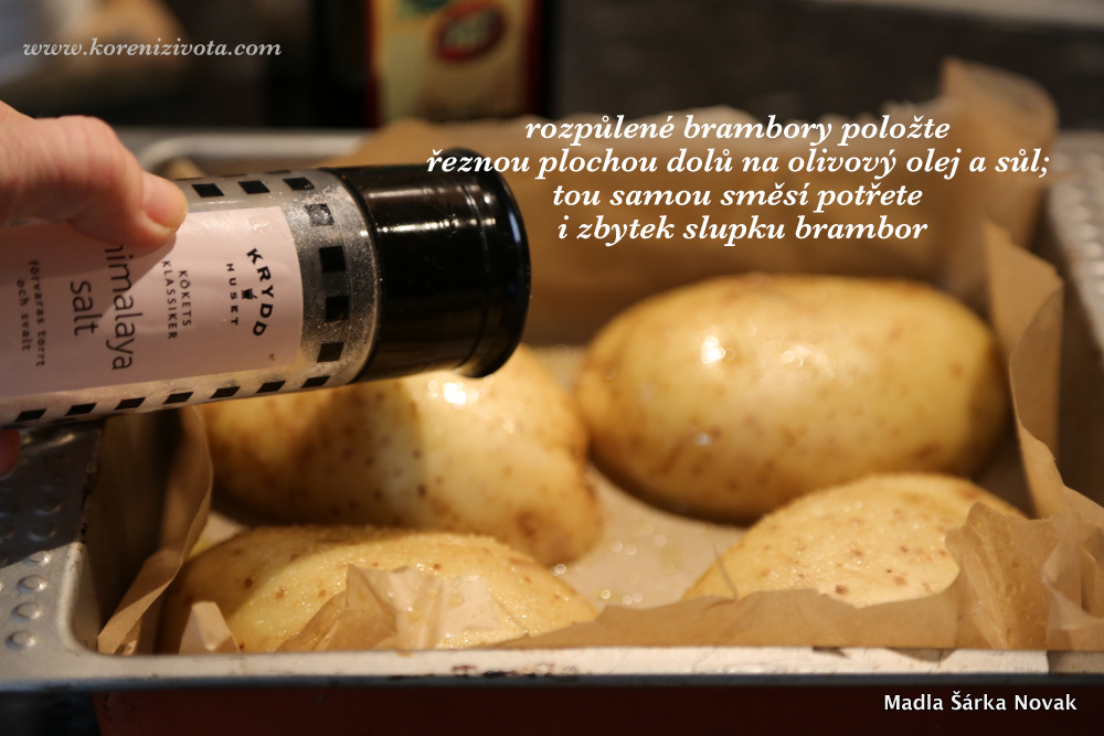 rozpůlené brambory položte řeznou plochou na olejovaný a posolený pečící papír; olejem a solí potřete i slupky brambor