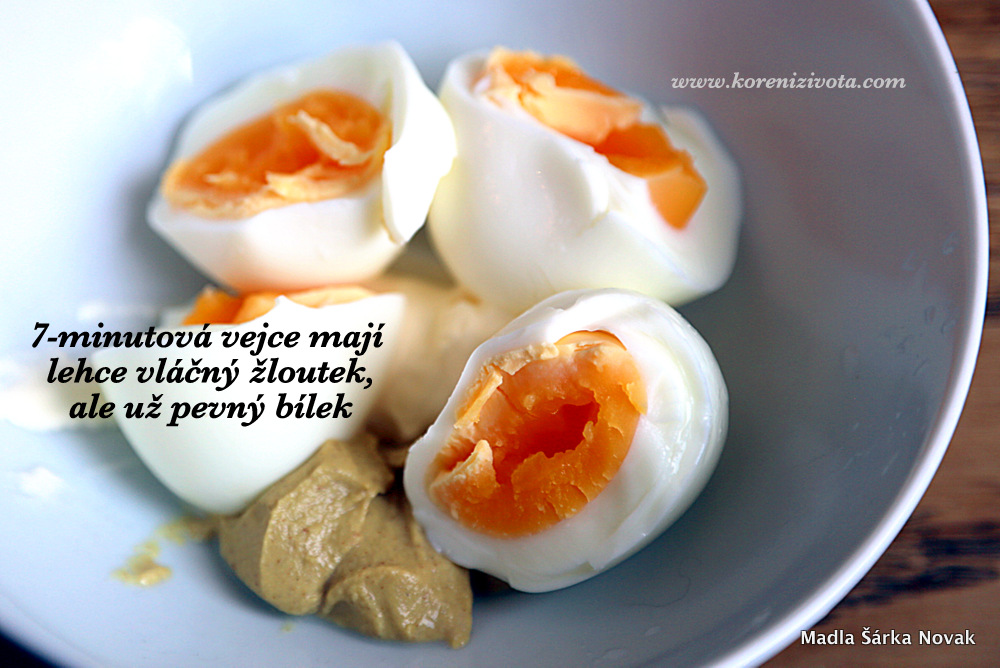 7-minutová vejce mají lehce vláčný žloutek, nicméně bílek už je pevný