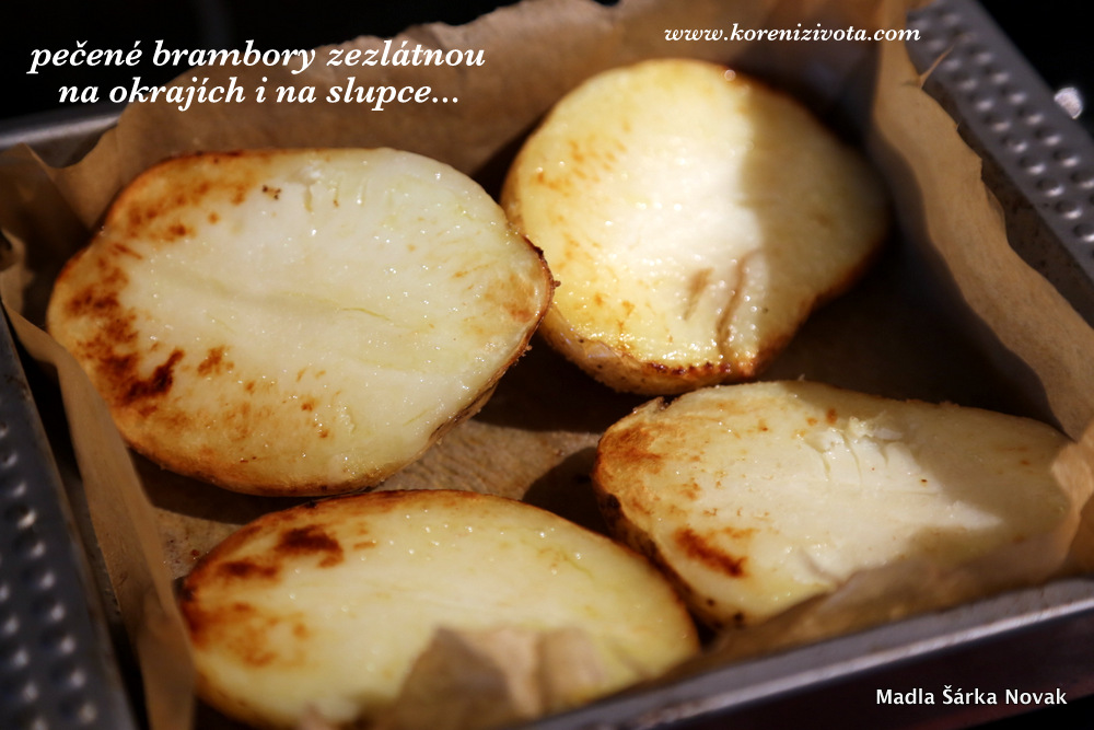pečené brambory zezlátnou po okrajích i na slupce, když jsou hotové