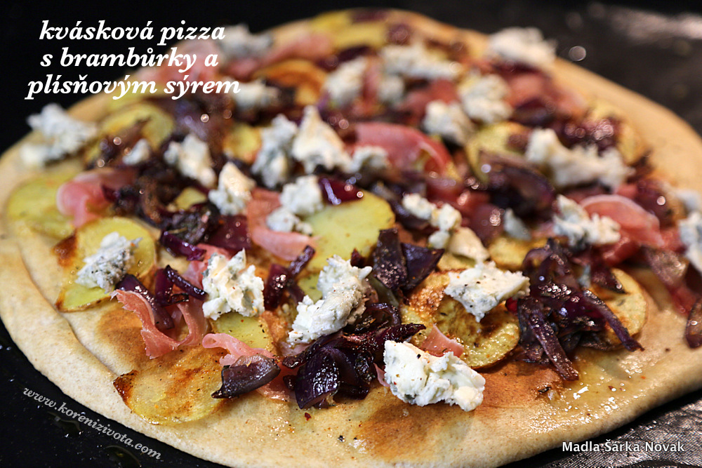 po krátkém pečení pizza základu těsto potřete česnekovým olejem a navrstvěte náplň; pak dejte znovu péct