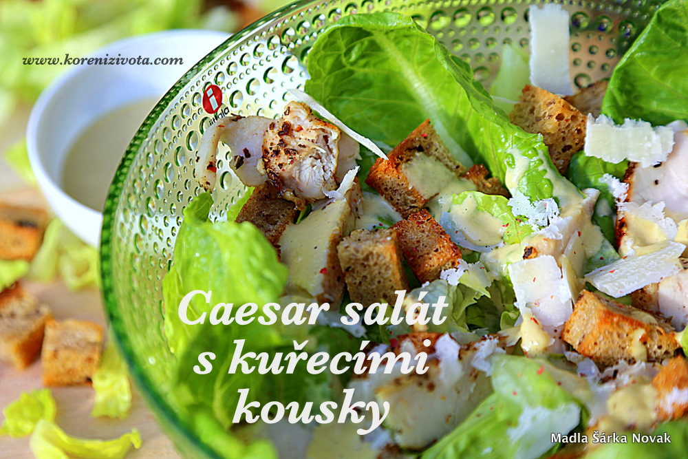 Caesar salát s kuřecími kousky, dopřejte si i hoblinky parmezánu....