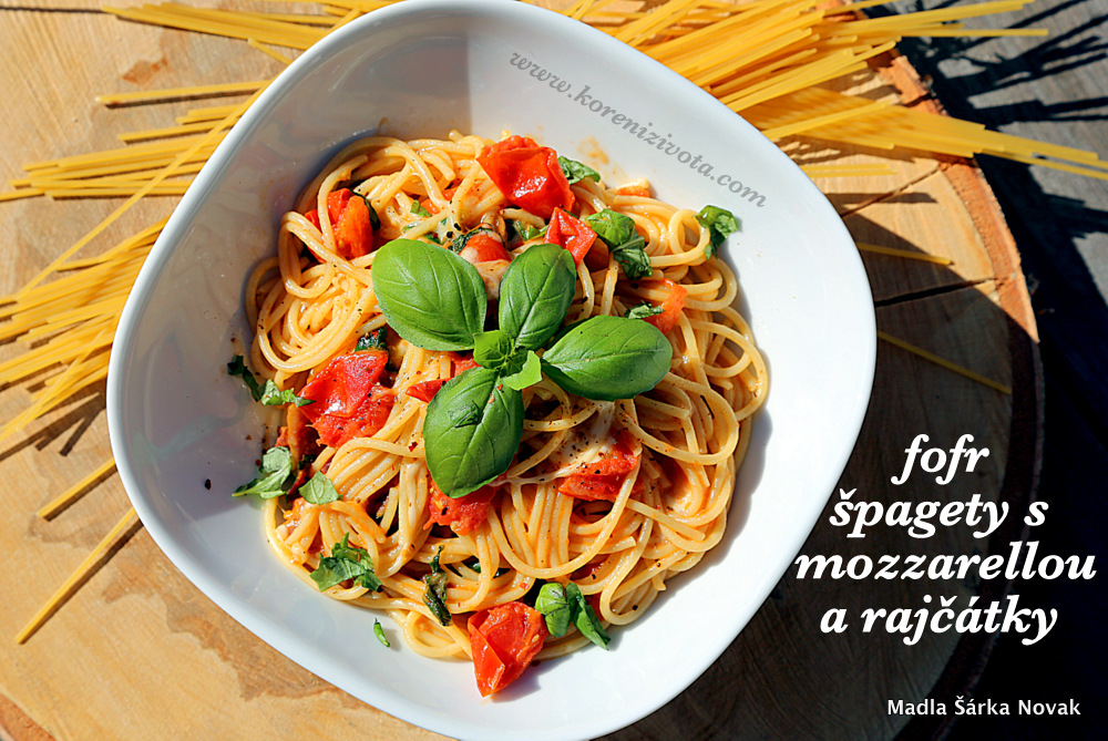 Fofr špagety s mozzarellou a rajčátky