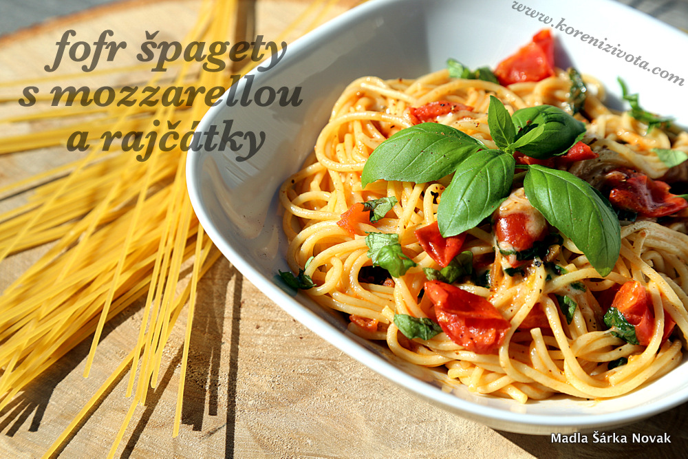 Fofr špagety s mozzarellou a rajčátky