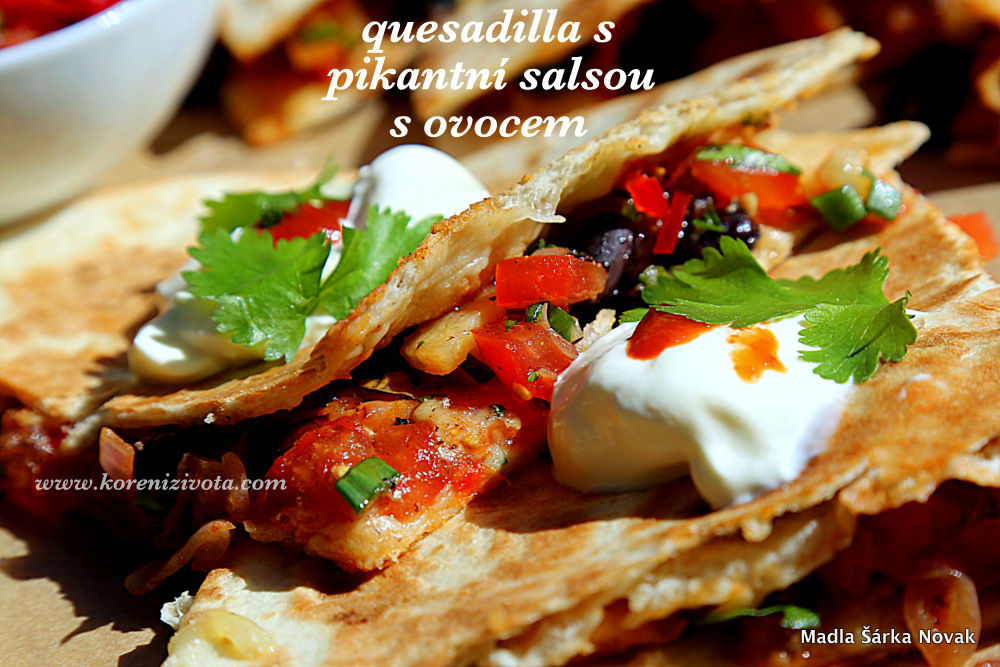 Quesadilla s pikantní salsou s ovocem je delikátní v kombinaci se zakysanou smetanou navrch.. 