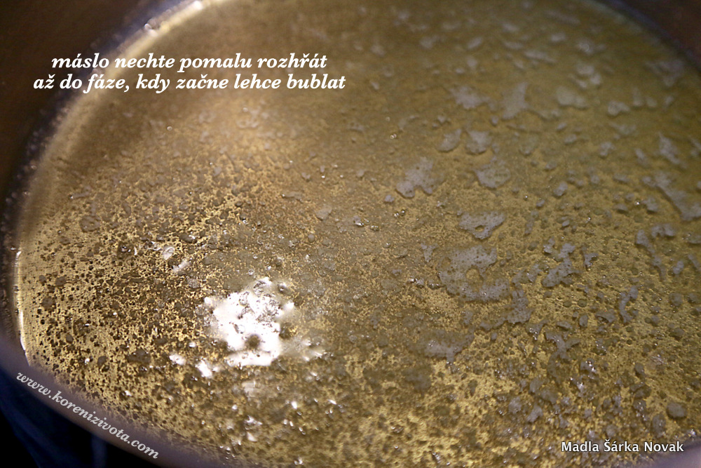 máslo pomalu nechte rozpustit do fáze, kdy začne probublávat a pak je připraveno k okamžité výrobě krémové omáčky