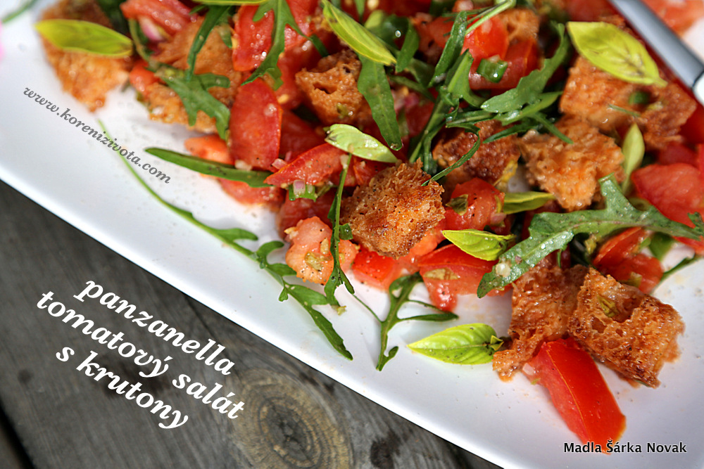 Panzanella tomatový salát s krutony dozdobte čerstvými lístečky bazalky a třeba rukoly