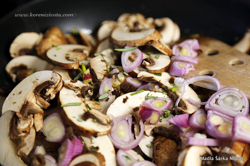 pokrájené houby přidejte spolu se šalotkou a bylinkami k orestovanému česneku