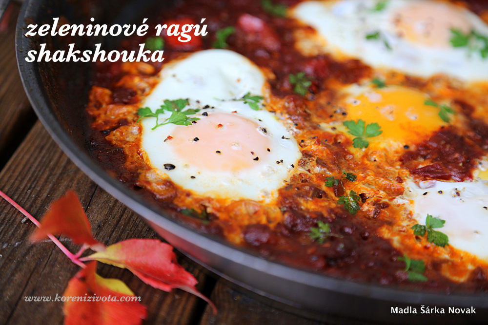 Zeleninové ragú shakshouka posypte troškou petrželky