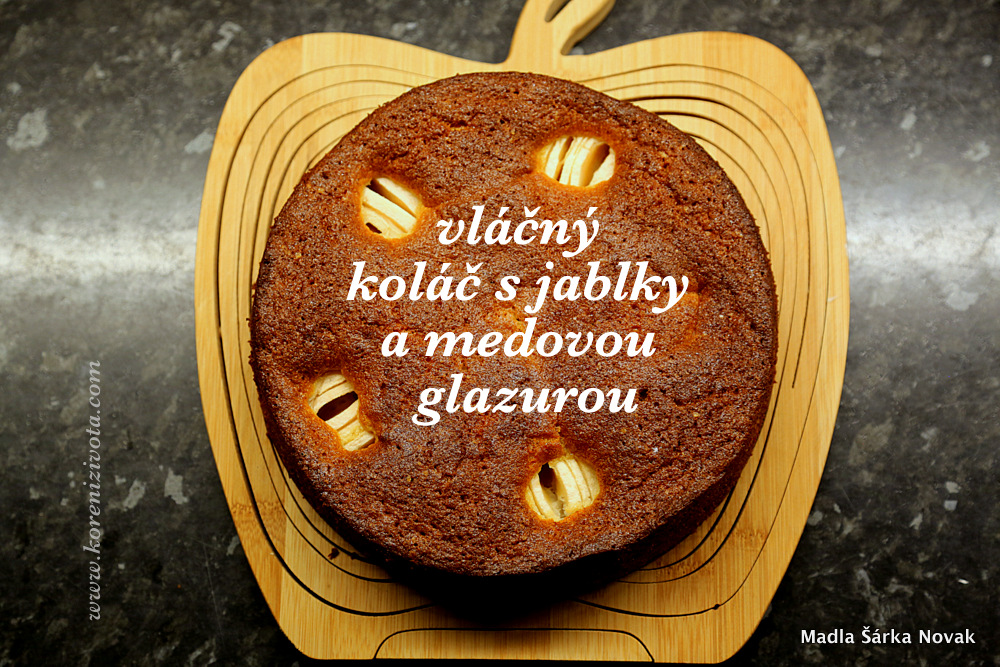Vláčný koláč s jablky a medovou glazurou nechte vychladnout než ho potřete glazurou