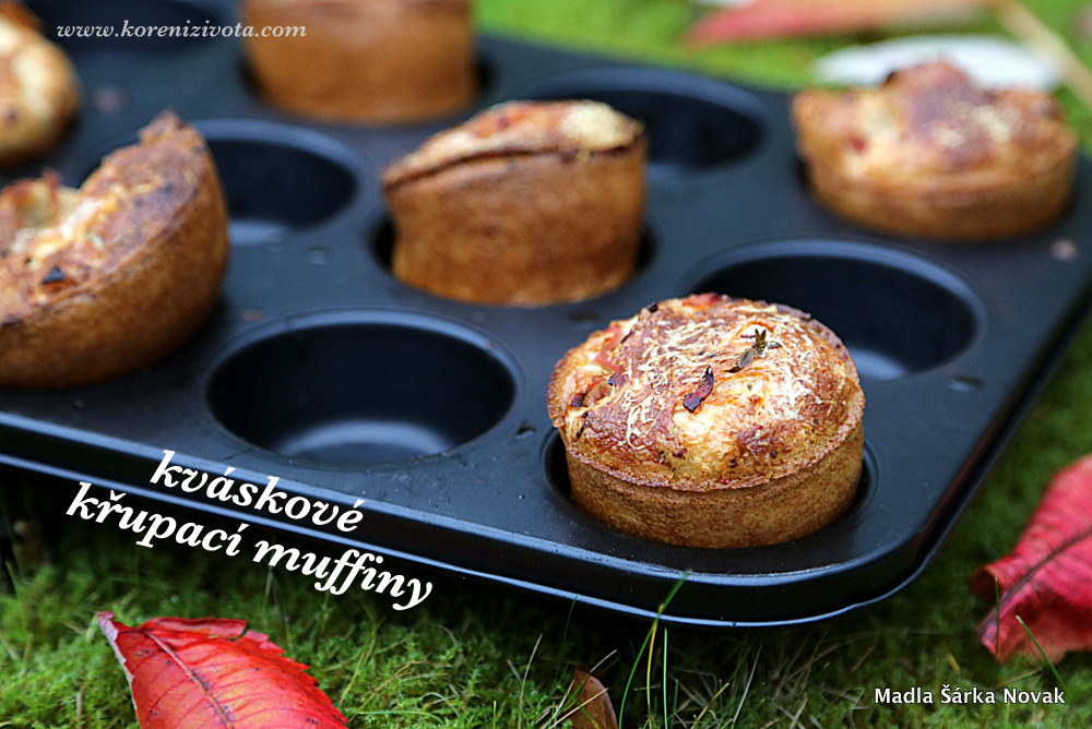 Kváskové křupací muffiny nalijte do formy ob jednu prohlubeň, aby měly prostor kolem sebe