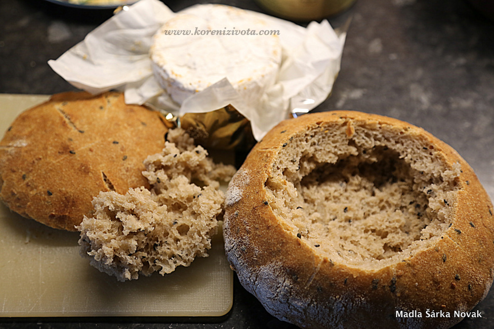 seřízněte vršek chleba a vydlabejte střídu zhruba ve velikosti zapékaného sýru