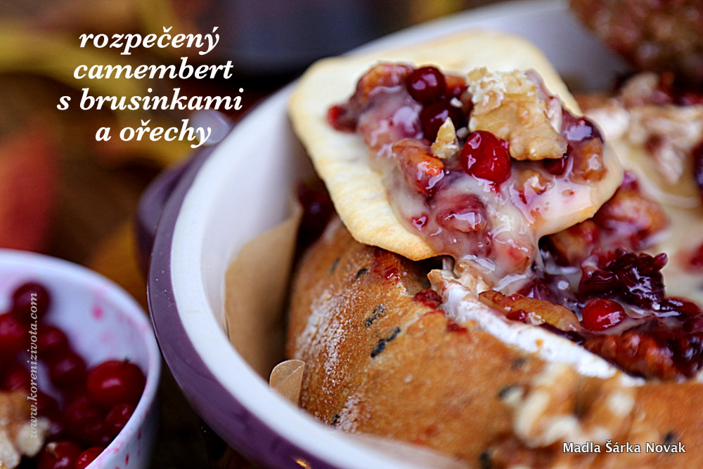 Rozpečený camembert s brusinkami a ořechy